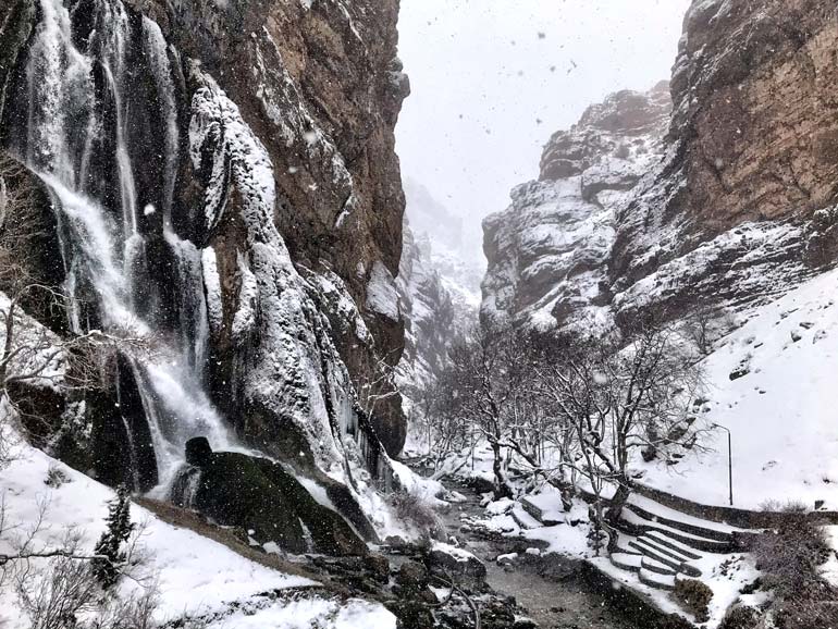 آبشار آب سفید در زمستان