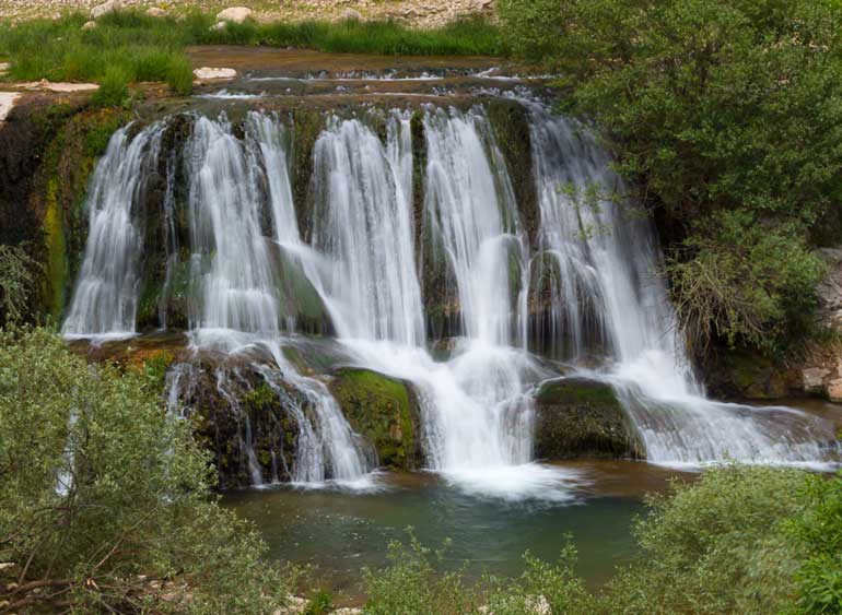 دامن آب زیبا و سفید