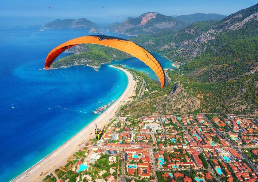 ۲. تالاب آبی و ساحل اولودنیز در ترکیه (Blue Lagoon, Ölüdeniz, Turkey)