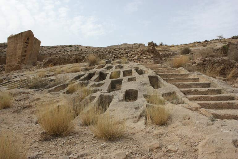 مسیر دسترسی به گورستان سیراف